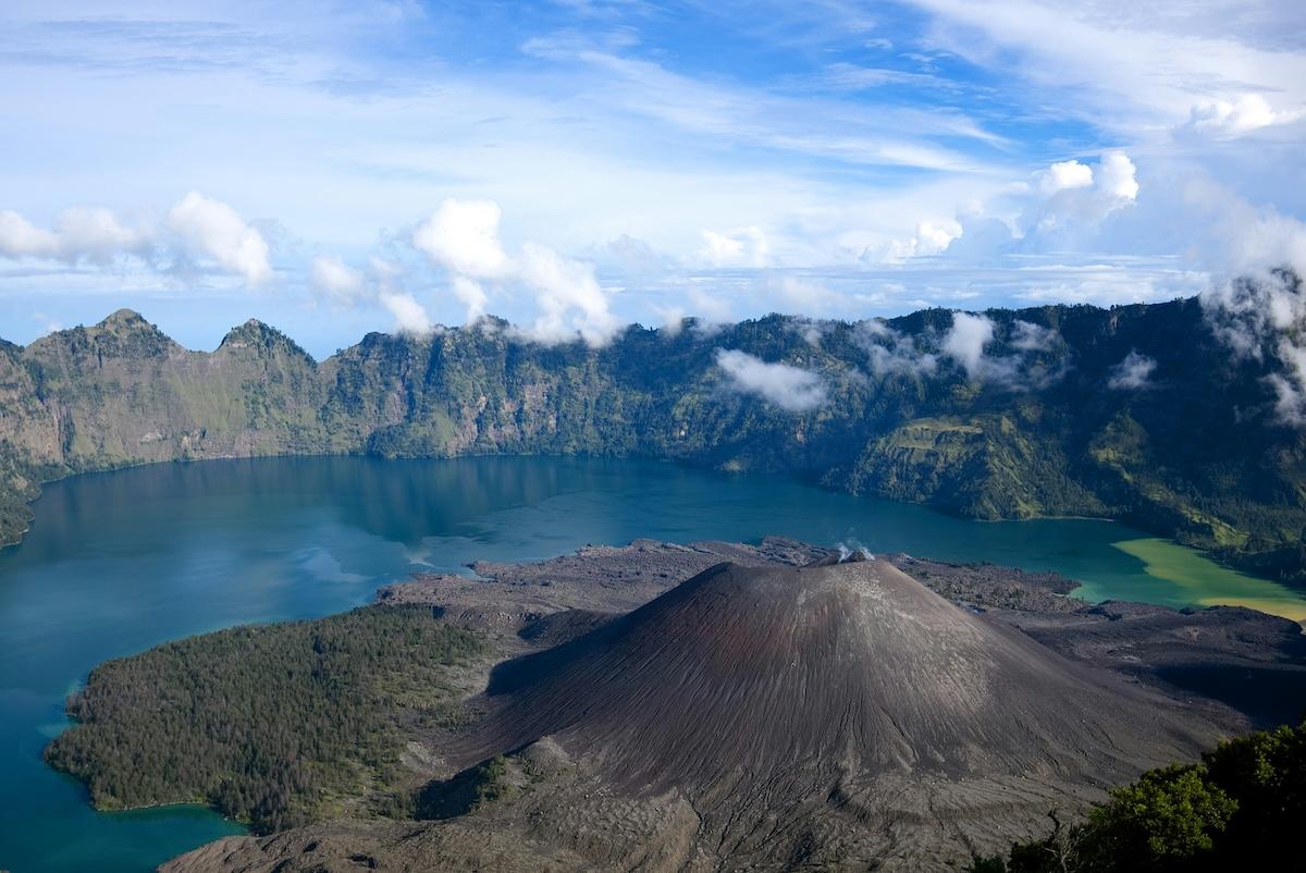 vue sur le mont rinjani, volcan à lombok, entouré d'un lac