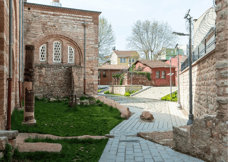 Ruelle du quartier de Zeyrek à Istanbul au printemps, près de la citerne byzantine