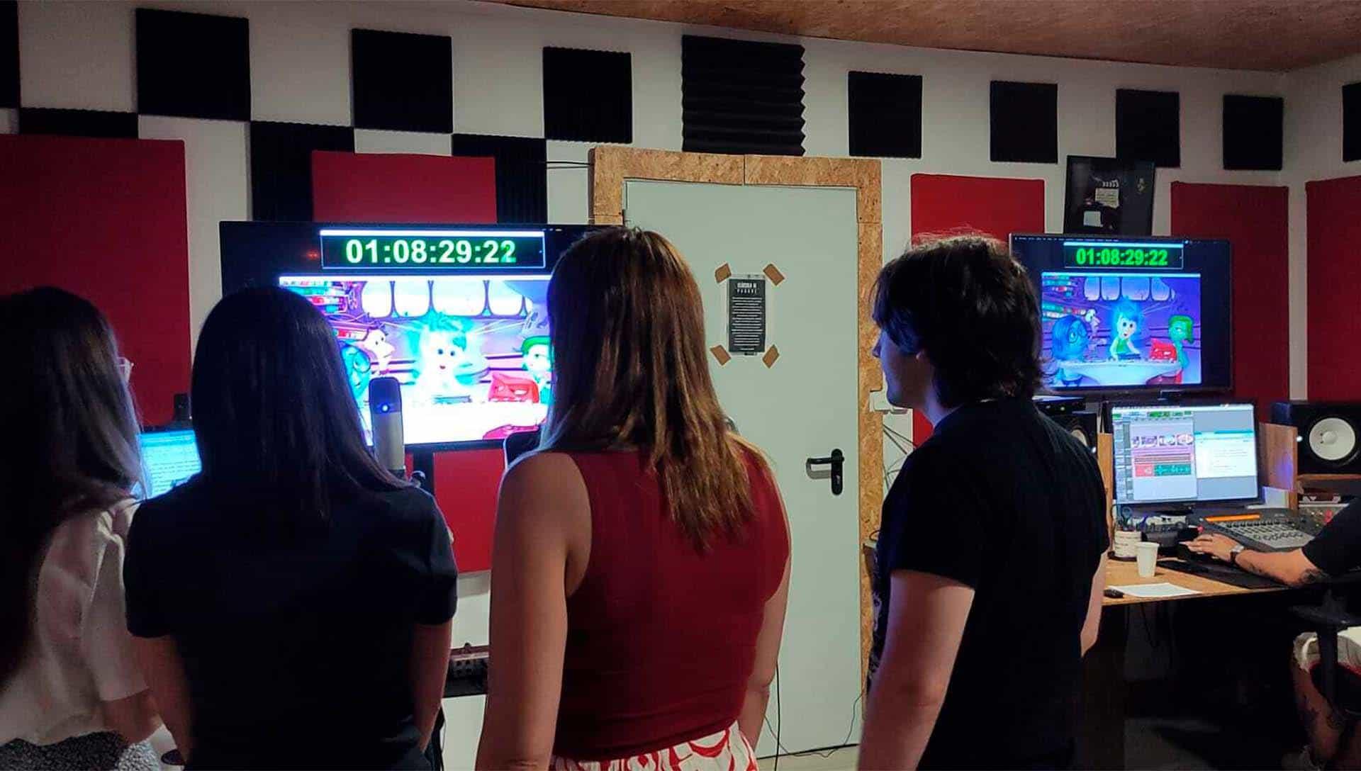 Des élèves en pleine séance de doublage dans une école