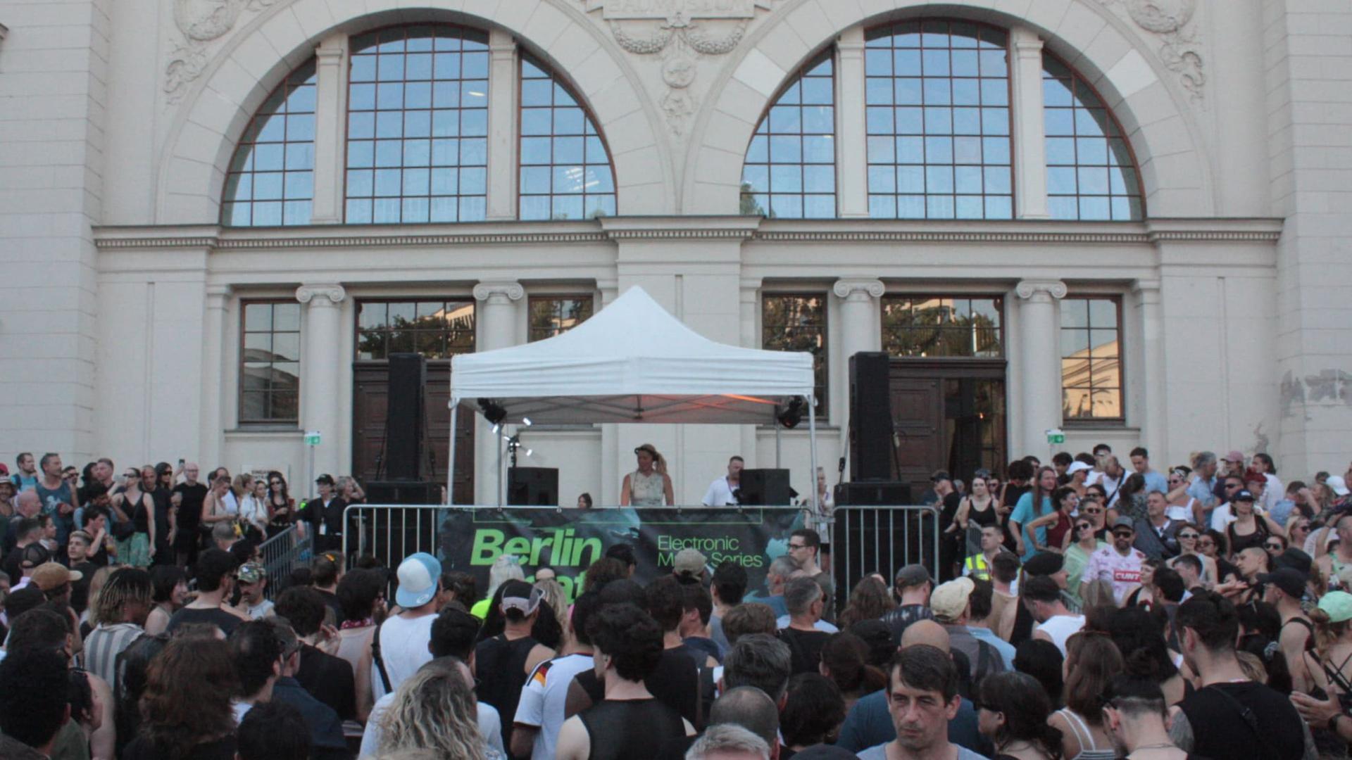 photo de la DJ Ellen Allien jouant dans la cour de Hambourger Bahnhof