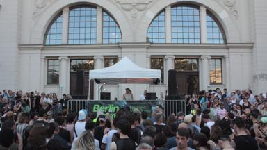 photo de la DJ Ellen Allien jouant dans la cour de Hambourger Bahnhof