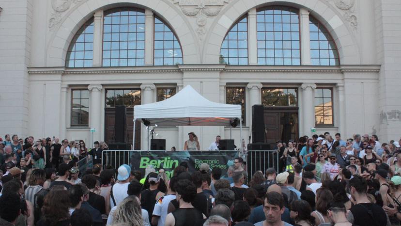 photo de la DJ Ellen Allien jouant dans la cour de Hambourger Bahnhof