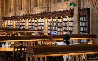 Photo d'une bibliothèque.