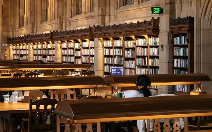 Photo d'une bibliothèque.