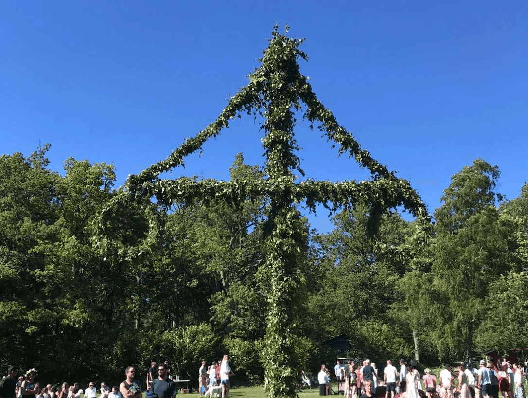 Midsommar sur l'île de Finhamn dans l'archipel de Stockholm