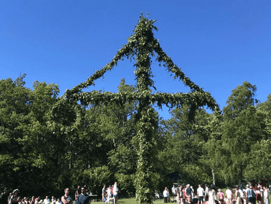 Midsommar sur l'île de Finhamn dans l'archipel de Stockholm