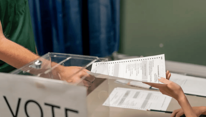 élection bulletin de vote déposé dans l'urne