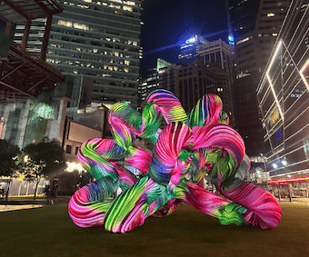 Arch Flower de Cyril Lancelin installée au Raffles Place Park. Photo: M-A Brochec.