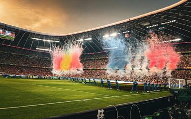 Supporters dans un stade de foot.