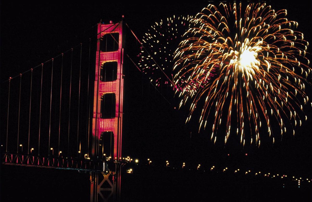 Feux d'artifices sur le Golden Gate Bridge à San Francisco