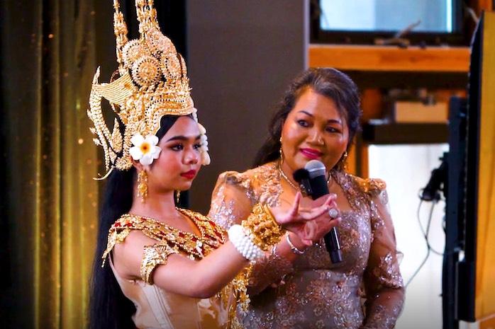 Mme Rady Oum (à droite) est une instructrice de la Cambodian Classical & Folk Dance of the Northwest (CCFDNW). Photo : Samnang Chan Bradley