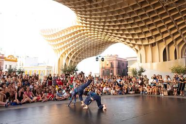 Et pour le titre j’avais écris : À Séville le cirque prend possession de la ville pendant trois semaines