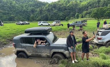 Touristes en 4x4 dans un parc protégé thailandais