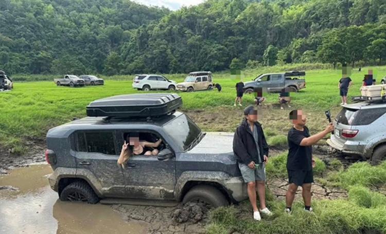Touristes en 4x4 dans un parc protégé thailandais