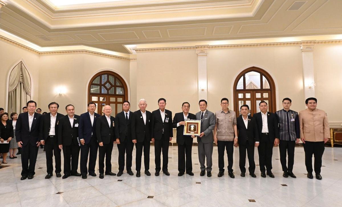 Représentants chambre de commerce thaï et premier ministre