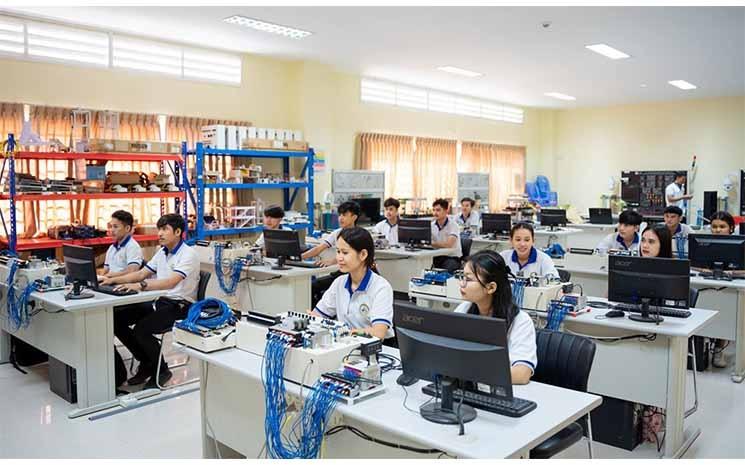 La présence féminine cambodgienne, toujours limitée dans les filières scientifiques