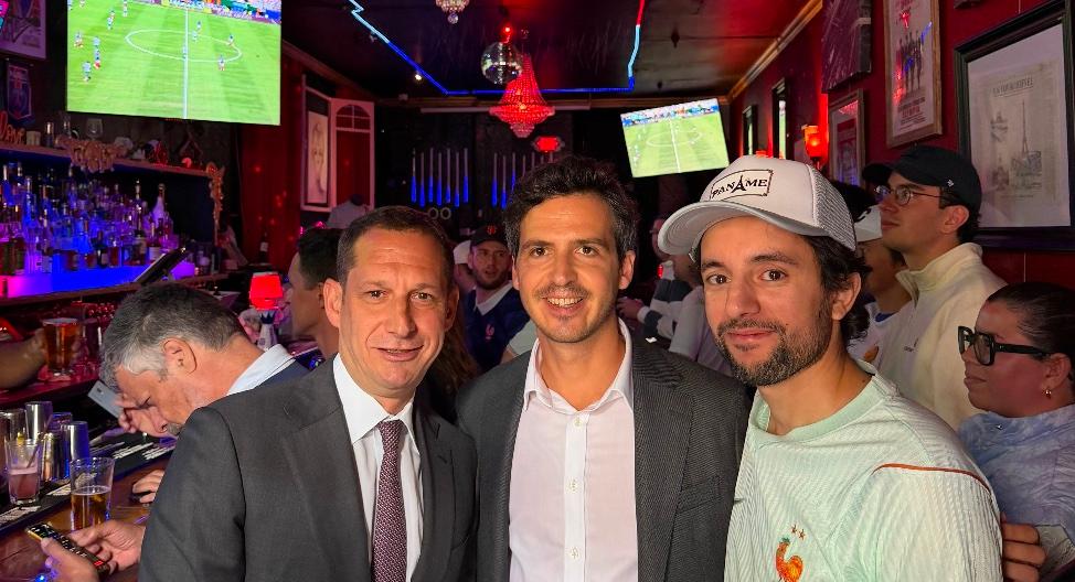 Le maire de San Francisco Daniel Lurie, le vice consul de France à San Francisco et Liam Halliche au Paname pour le match France-Sénégal de la coupe du monde 2026
