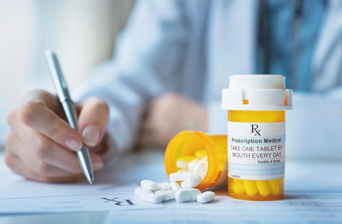 Un flacon de médicaments avec une ordonance