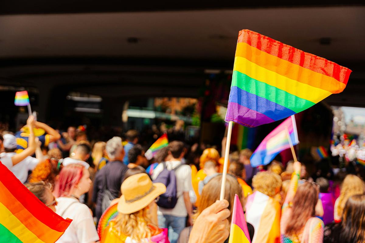 Drapeau LGBT dans une marche des fiertés