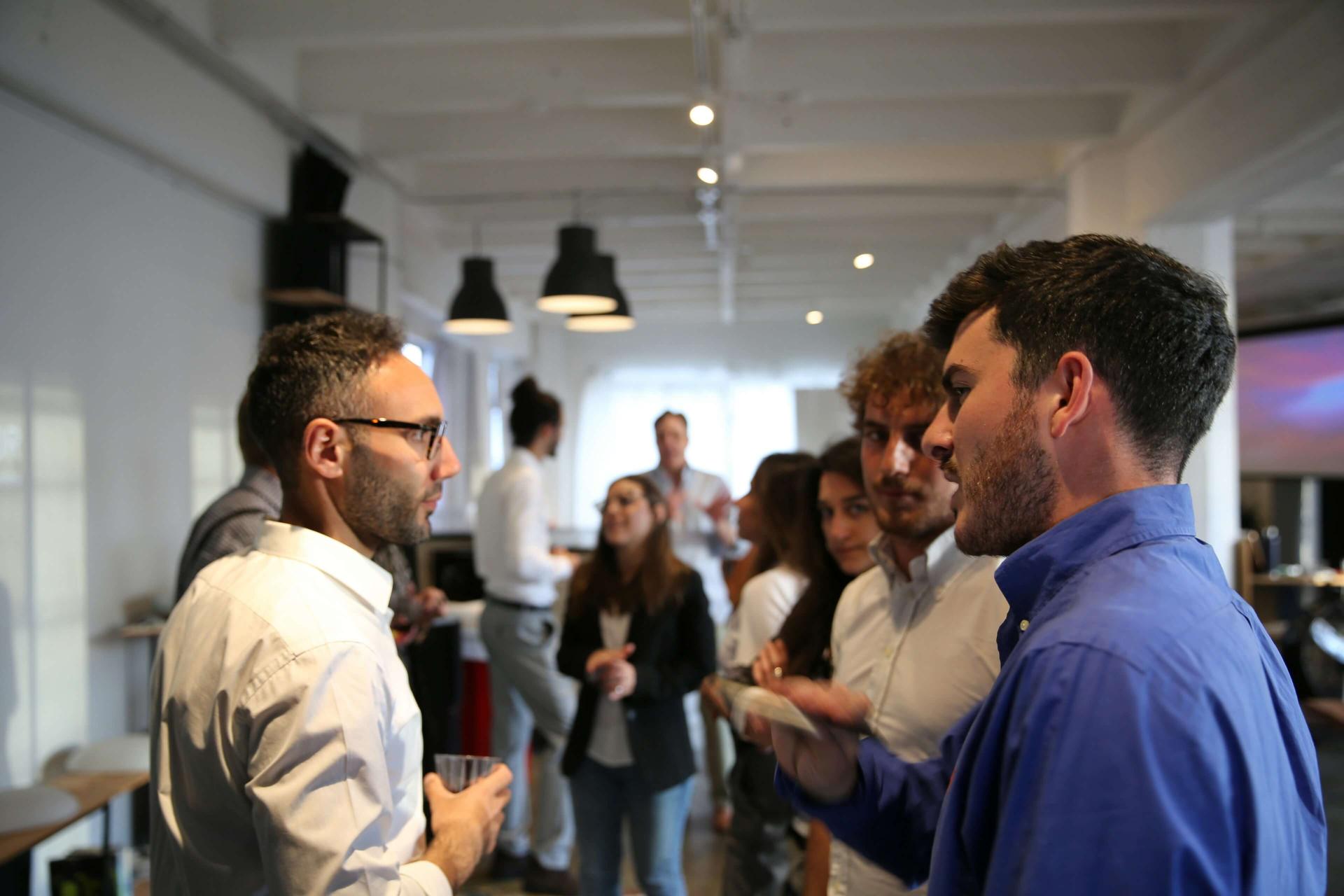 Personnes discutant lors d'un event (2)