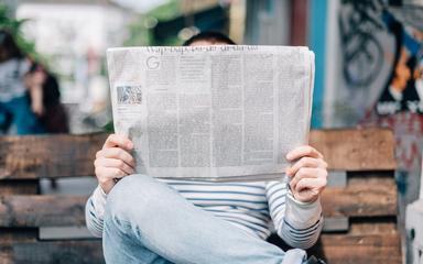 Rester informé quand on vit à l’étranger : méthodes simples pour suivre l’actualité sans s’épuiser