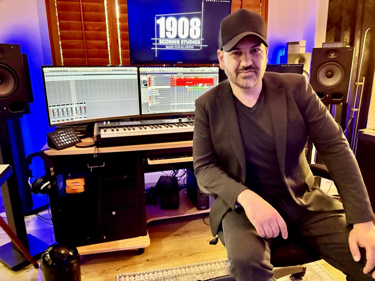 Sacha Chaban devant son piano © DR