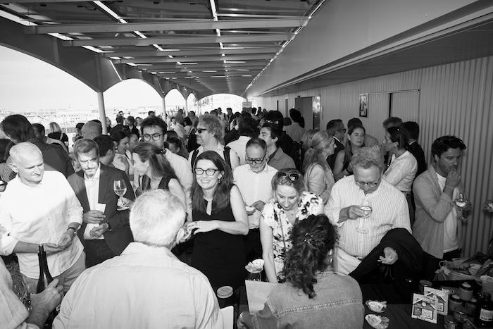 Photo en nour et blanc des entrepreneurs français présents à la oiree Audace à Barcelone organisée par lepetitjournal.com_