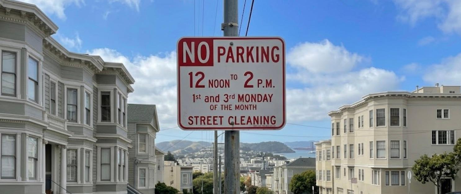 Un panneau de street cleaning dans San Francisco