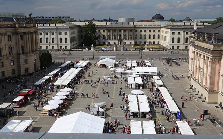 Vue du Festival du livre de Berlin sur la Bebelplatz de Berlin