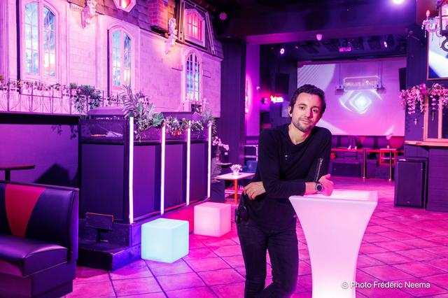 Liam Hallich dans son bar à San Francisco