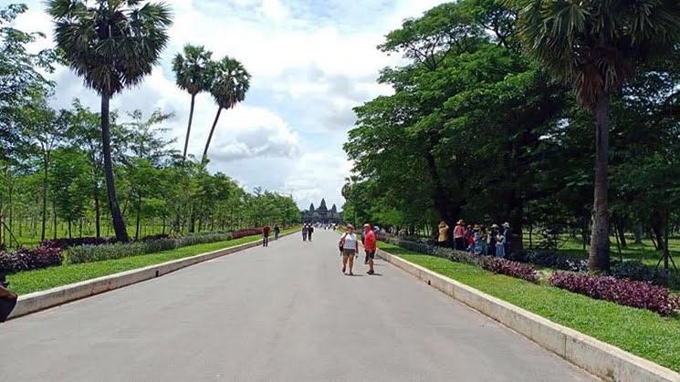 Allée vide allant à Ankgor Wat