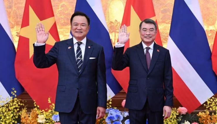 Le Premier ministre thaïlandais Anutin Charnvirakul et le Premier ministre vietnamien Le Minh Hung
