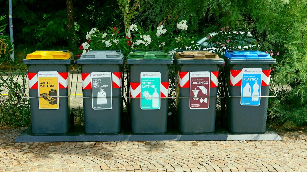 des poubelles de tri sélectif alignées