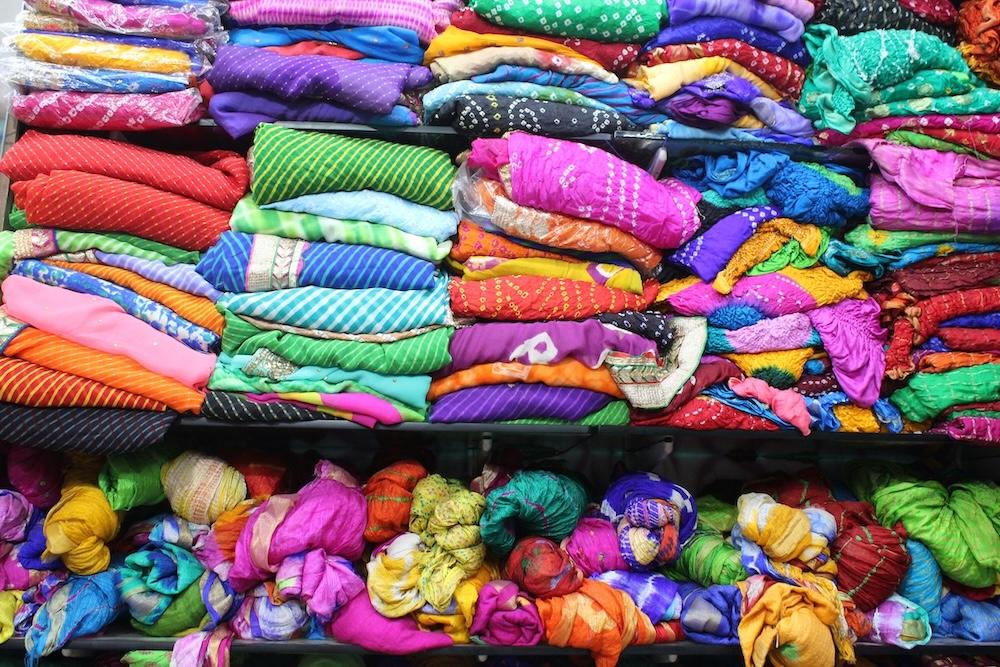 des sarongs colorés sur un étal