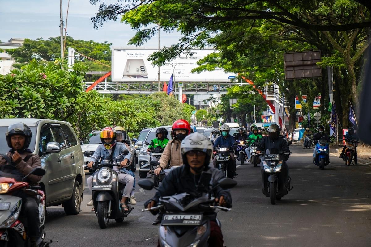 des scooter et voitures sur une route à bali