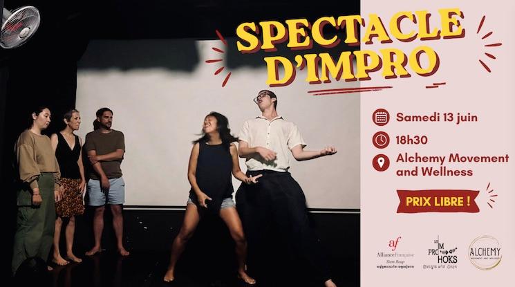 Les comédiens improvisent sur scène, lors d’un spectacle d’impro à Siem Reap