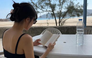 fille qui lit a hong kong