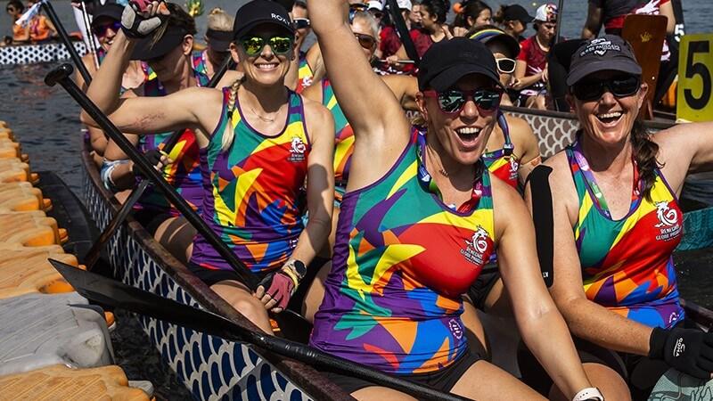 des sportifs aux couleurs LGBT sur un canoe lors des gay games à valencia(1)