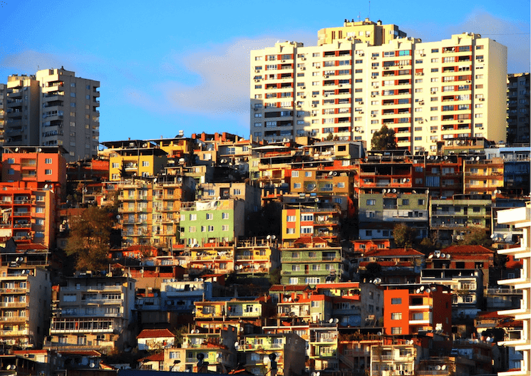 Gecekondu en Turquie : habitat populaire issu de l'exode rural face aux immeubles modernes d'une grande ville turque