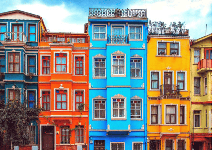 Façades colorées de Balat à Istanbul, quartier historique marqué par la gentrification et la transformation urbaine