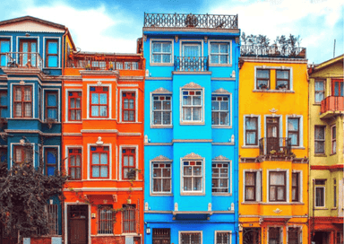 Façades colorées de Balat à Istanbul, quartier historique marqué par la gentrification et la transformation urbaine