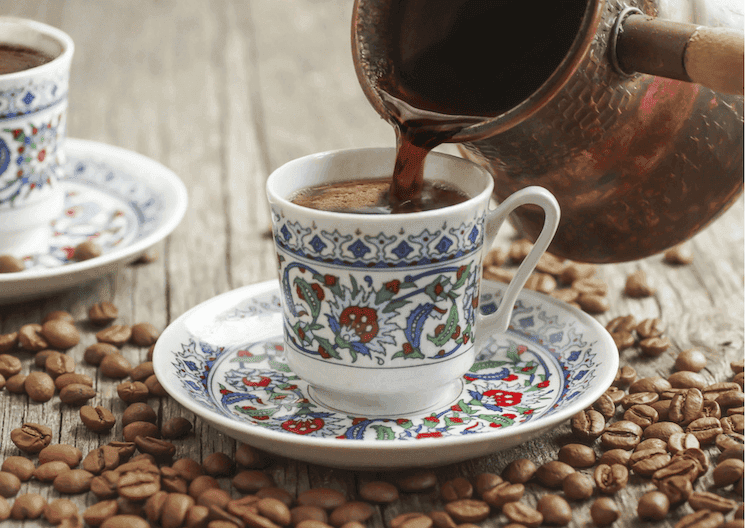Café turc servi dans un kahvehane traditionnel à Istanbul