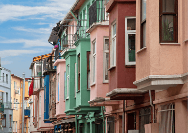 Maisons colorées dans un quartier d'Istanbul illustrant le mahalle baskısı, la pression sociale du voisinage en Turquiee-istanbul