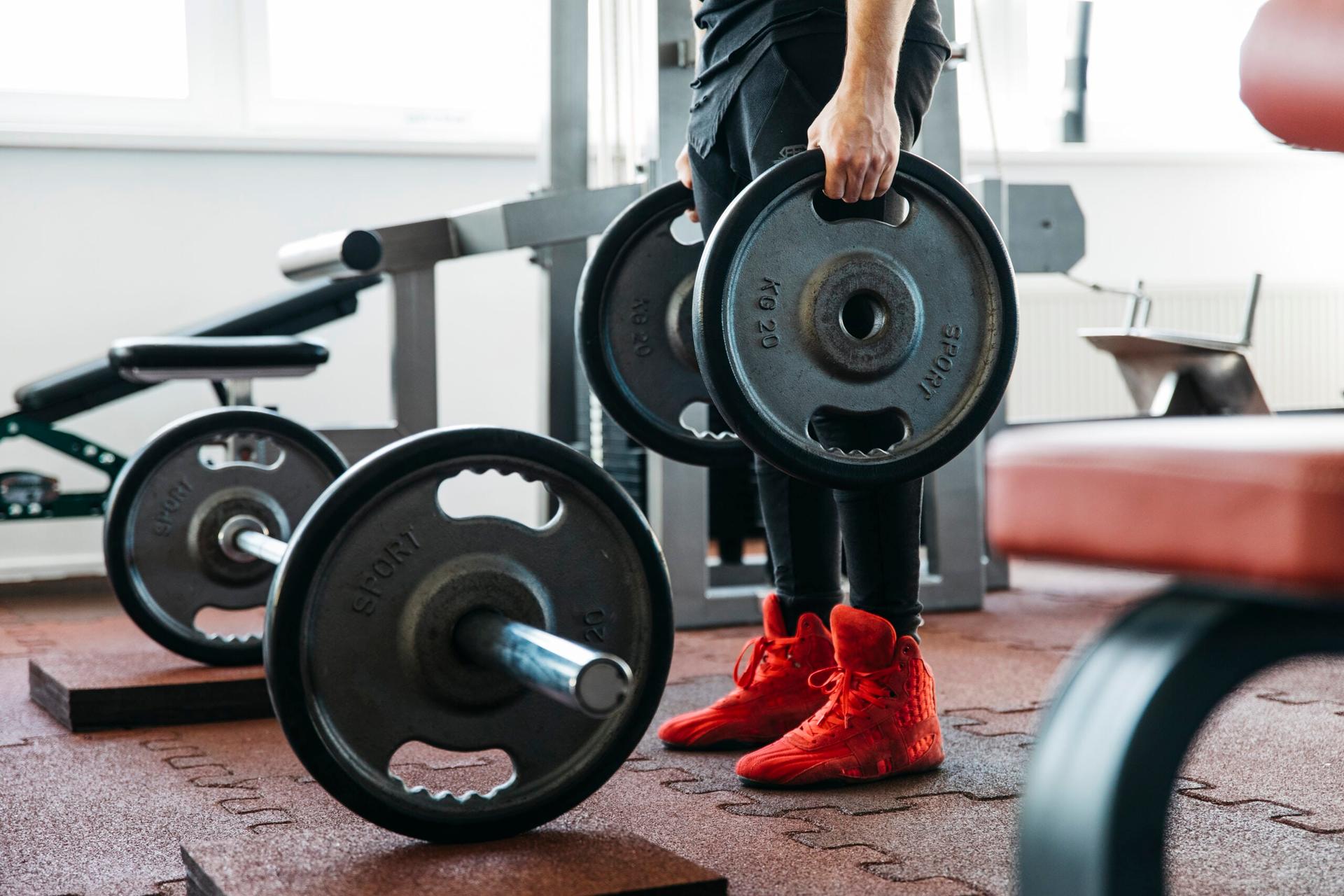 Homme s'entraînant à la salle de sport.