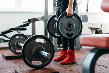 Homme s'entraînant à la salle de sport.