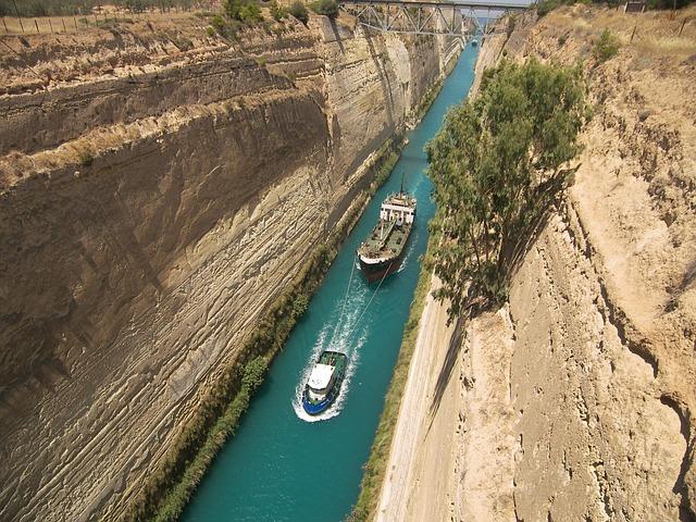 Deux bateaux traversant le canal de Corinthe, flanqué par deux falaises où la photo a été prise