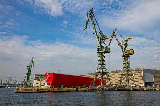 Vue d'une coque de bateau en train d'être assemblée dans un chantier naval