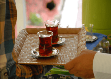 Service du thé en Turquie illustrant la misafirperverlik, tradition d'hospitalité et d'accueil des invités.