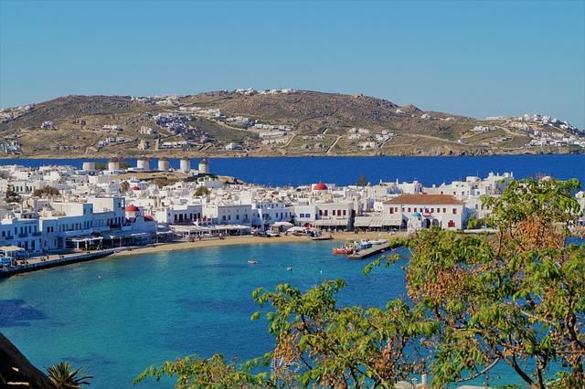 Vue d'un petit port insulaire depuis la mer