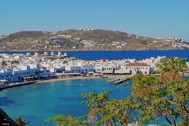 Vue d'un petit port insulaire depuis la mer